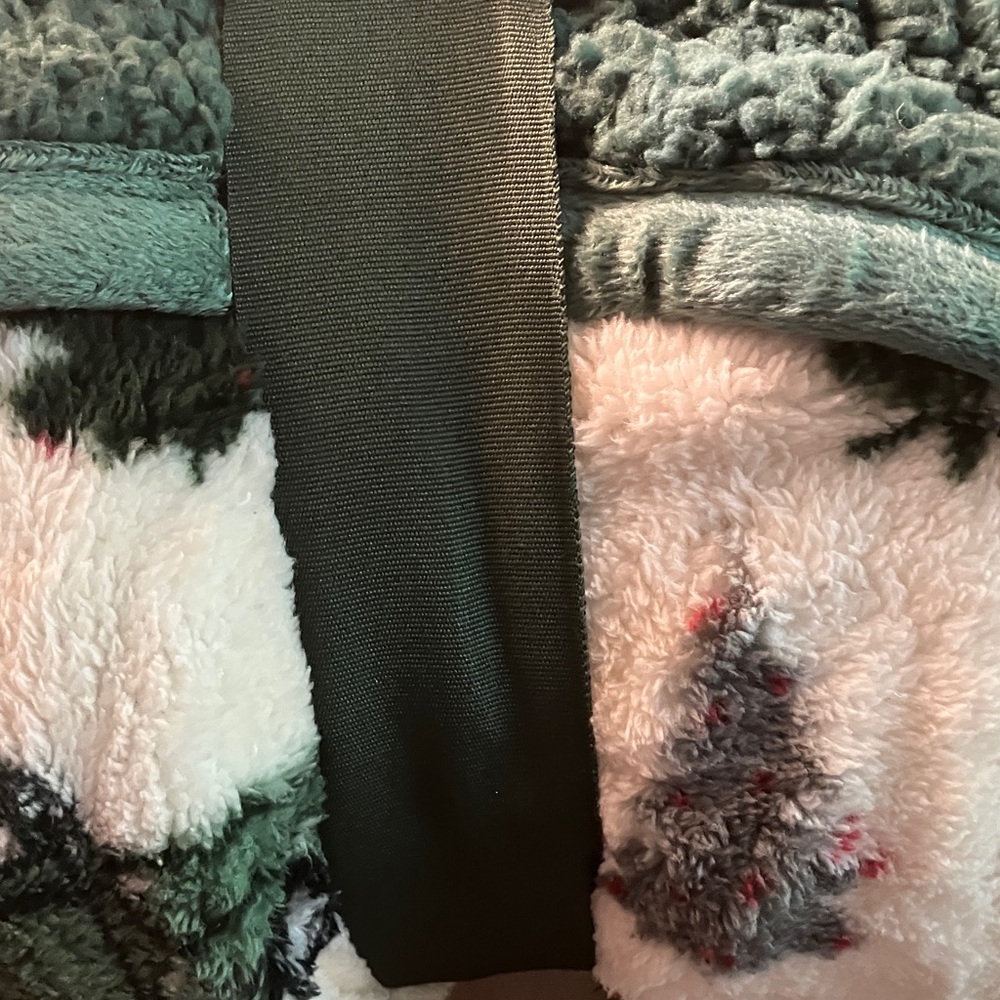 Cozy Green and White Sherpa Throw Blanket - Picture 5 of 9